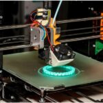 Service d'impression 3D à la demande : imprimante 3D en train d'imprimer une pièce.
